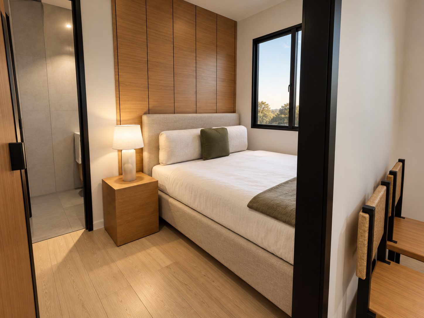 Dormitorio con panel de madera, cama de dos plazas y baño al fondo
